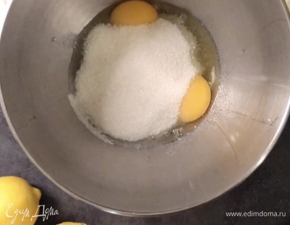 Миксером взбить 2 яйца с сахаром и ванильным сахаром до белого цвета.
