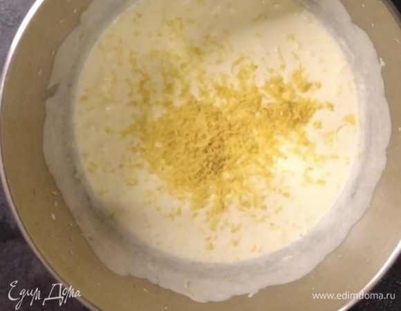 Добавить цедру двух лимонов, растопленное сливочное масло и йогурт и перемешать.