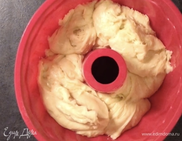 Переложить тесто в форму. Форму можно выбрать любую: круглую, прямоугольную или такую, как у меня. Поставить в разогретую духовку и выпекать около 50–60 минут.