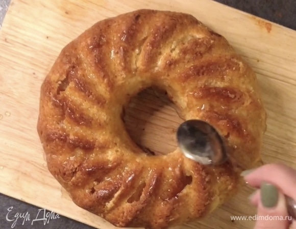 Готовый теплый кекс сверху наколоть вилкой или палочкой и пропитать получившимся сиропом.