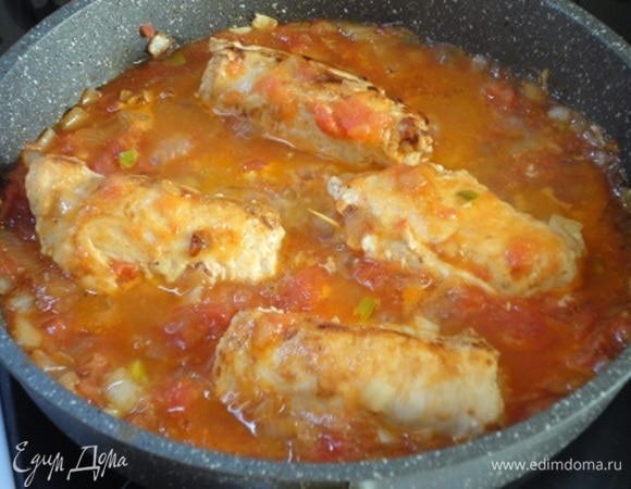 В этой же сковороде обжарить лук, добавить томаты, довести до кипения, выложить в томатный соус рулетики, накрыть крышкой и тушить на медленном огне 20–40 минут (в зависимости от мяса).
