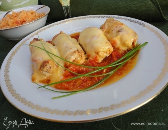 Затем добавить сметану. В конце готовки на каждый рулетик положить ломтик сыра и подождать, пока сыр расплавится.