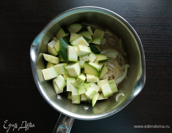 Добавить нарезанный кубиком кабачок, влить воды или бульона и варить минут 5–7.