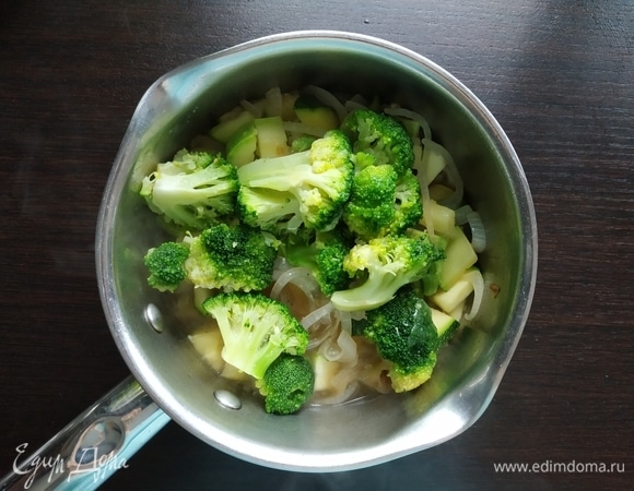 Затем добавить брокколи, специи по вкусу и варить еще 7–10 минут.