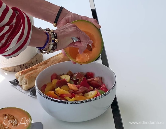 Дыню разрезать пополам, удалить семечки. С помощью ложки вынуть мякоть  и добавить в салат.