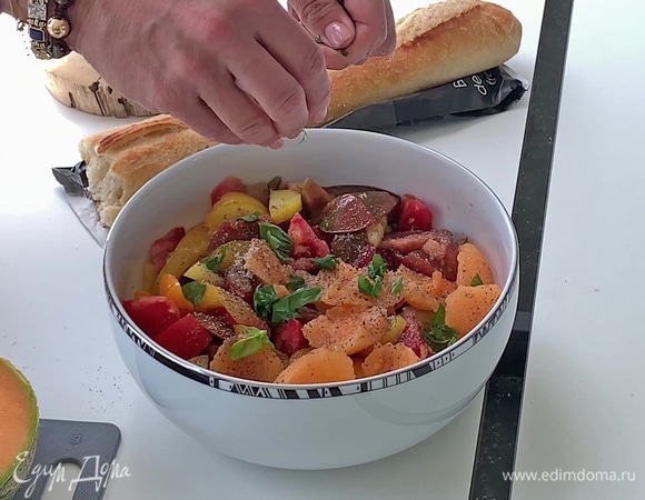 Перед подачей нарвать листья базилика и добавить в салат.