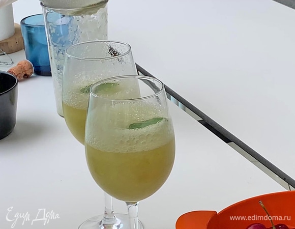 Края бокалов смазать лимонной цедрой. Перед подачей добавить в коктейль по листику базилика.