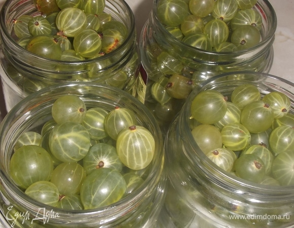 Подготовить ягоды. Промыть. Обрезать хвостики и цветоносы. Дать слегка обсохнуть. Уложить в чистые банки.