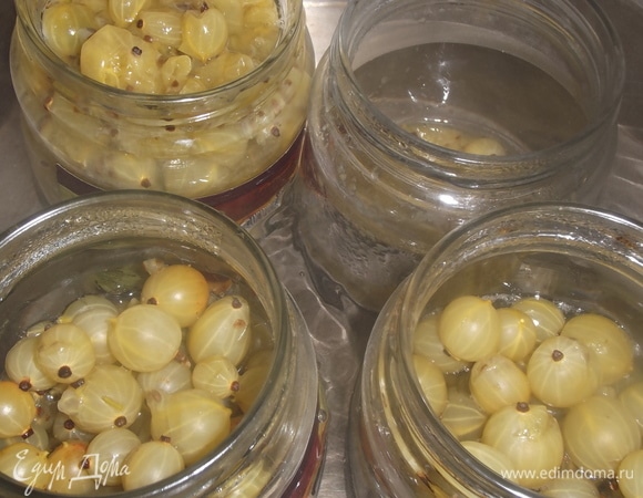 По мере выделения сока в ягодах, переложить крыжовник из одной банки в другую до верха. Готовить 40 минут. Закатать. Перевернуть и оставить до полного остывания.