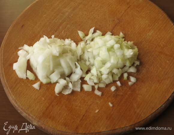 Отвариваем кукурузу, нарезаем лук.