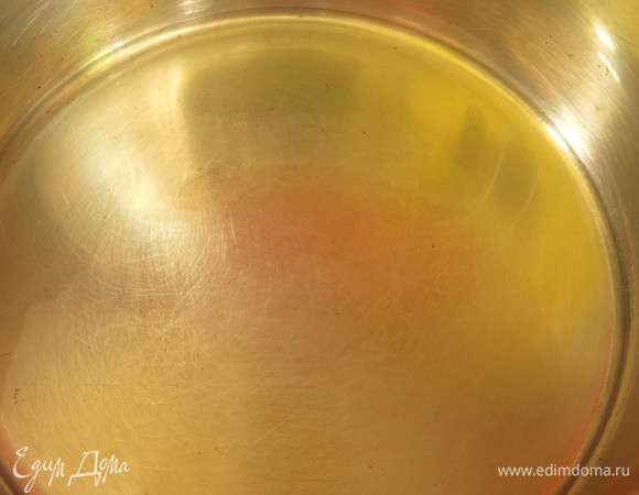Разогреваем 2 ст. л. масла.