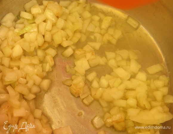 Обжариваем лук.