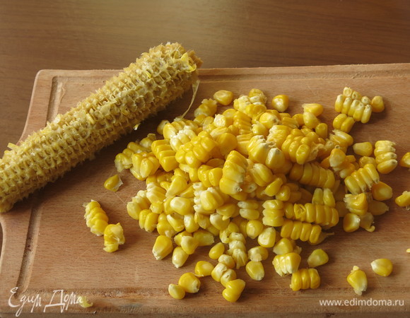 Снимаем зерна с початка.