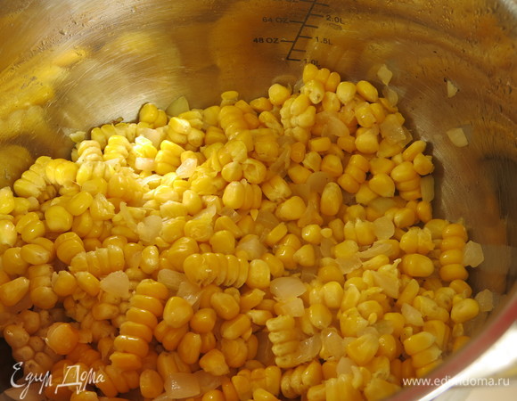 Кладем кукурузу к луку, обжариваем 3 минуты.