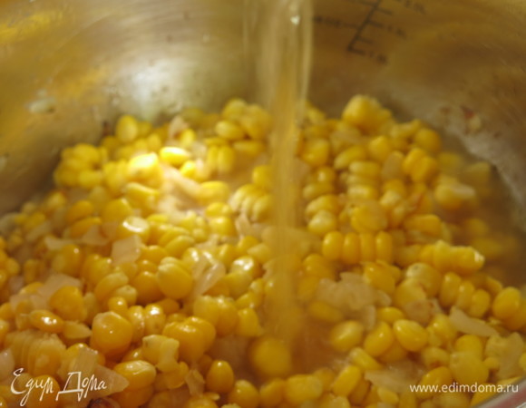 Заливаем бульоном. У меня 100 г кубиков разведено 500 мл кипятка. При такой пропорции суп густой, хотите более жидкий — добавьте бульона или кипятка. Ставим вариться, помешивая, на 8 минут.