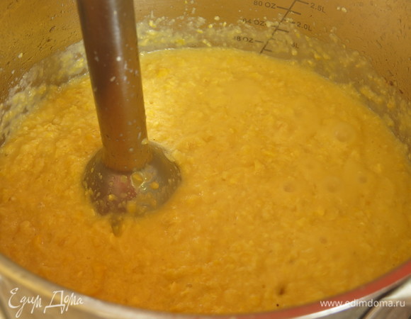 Через 5 минут, продолжая прогревать, измельчаем блендером.