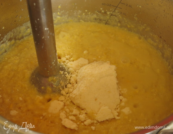 Кладем брынзу, измельчаем.