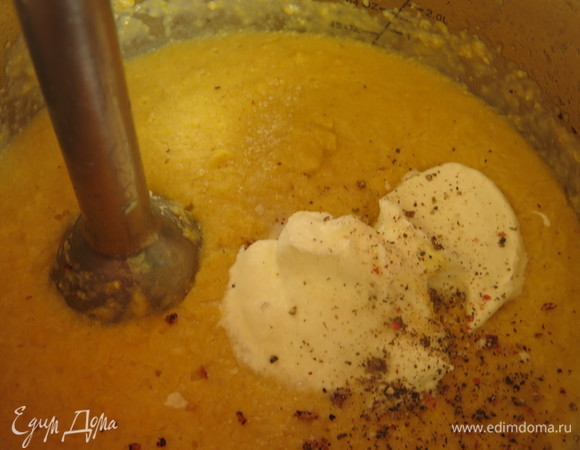 Кладем сметану, соль, перец, мускатный орех, перемешиваем.