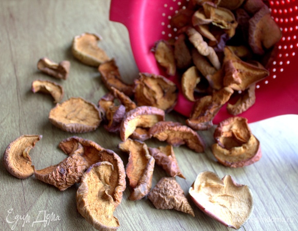 Суп варится из свежих яблок, но я покажу на сушеных (с прошлогоднего урожая).