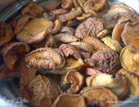 Залить водой и поставить на огонь.