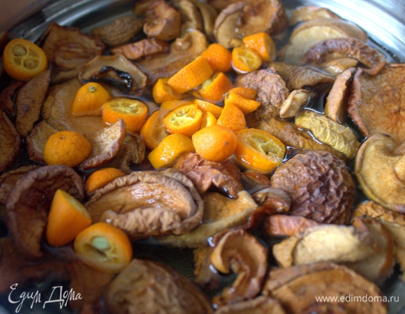 Разрезать и кинуть к яблокам.