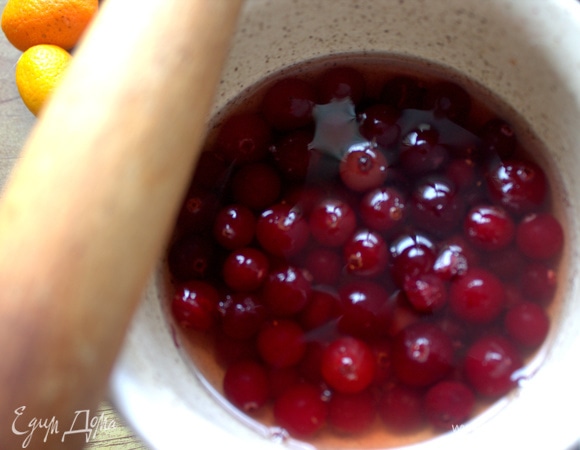 Насыпать и залить горячим отваром.