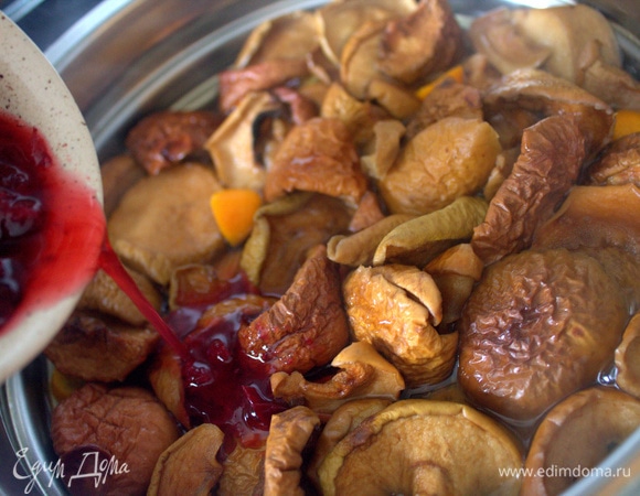 Растолочь и перелить в яблоки.