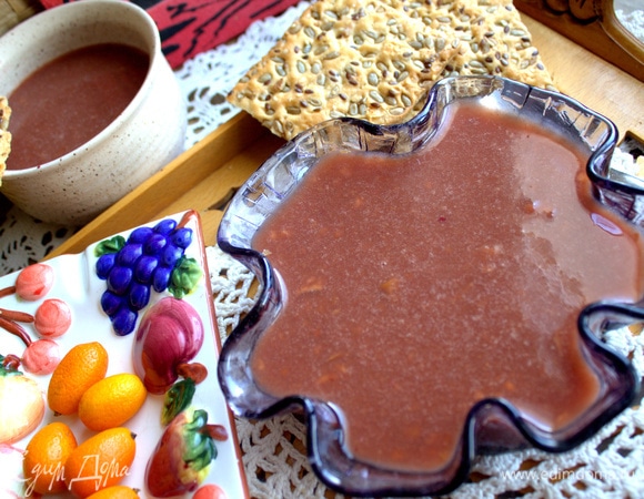 Рядом подать несладкие крекеры.