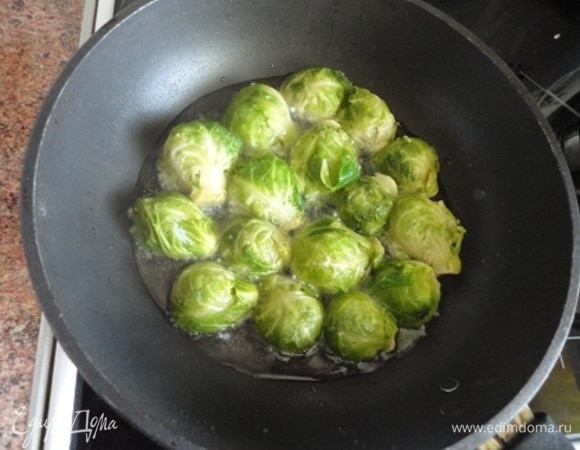 Капусту очистить от вялых верхних листьев и разрезать вдоль на две части.