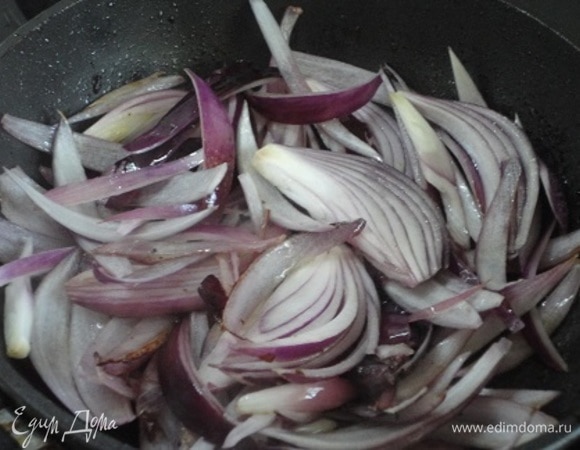 Большую красную луковицу нарезать перышками и тоже слегка обжарить. Посолить.