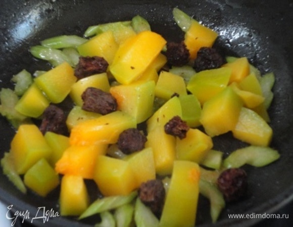 Теперь очередь тыквы с вялеными помидорами. Слегка обжарить. Посолить, поперчить. При желании добавить любимые пряные травы.