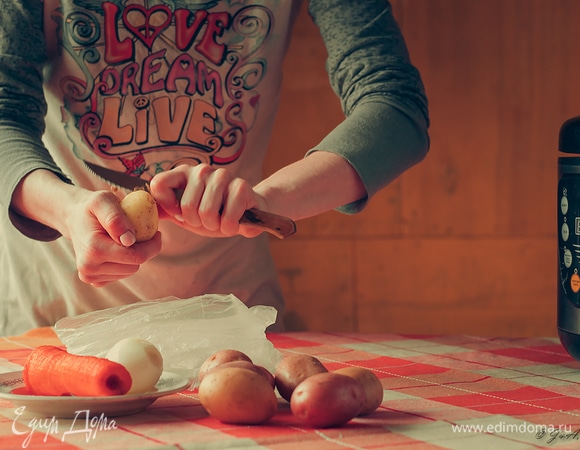 Почистите овощи. Я использую первую молодую картошку — она восхитительна!