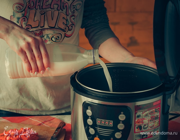 Вылейте в кастрюлю молоко.