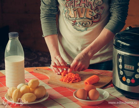 Мелко нарежьте морковь кубиками.