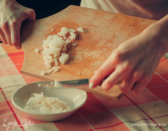 Нарежьте лук мелким кубиком.