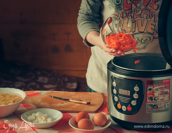 В кипящее молоко добавьте морковь. Дайте ей повариться минут 10. В молоке все разваривается дольше.