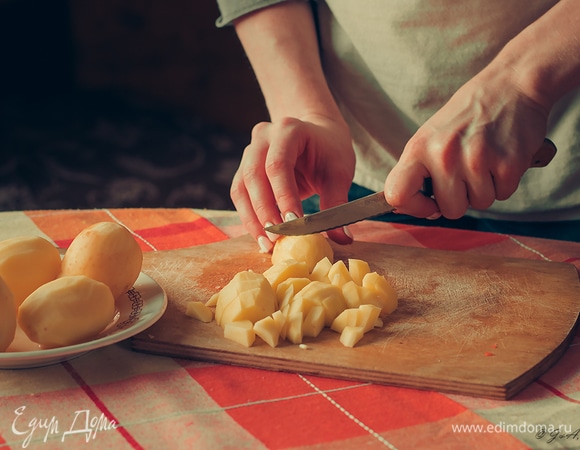 Пока нарежьте картошку.