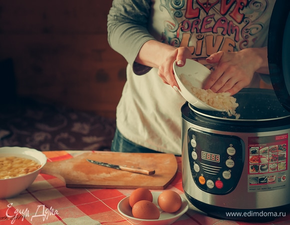 Высыпьте лук. Оставьте на 5 минут.