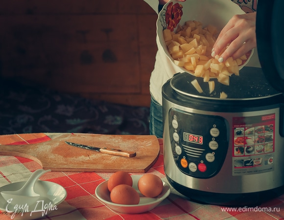 Положите картофель и оставьте вариться до готовности.