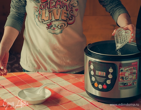 Туда же добавьте соль и перец горошком.