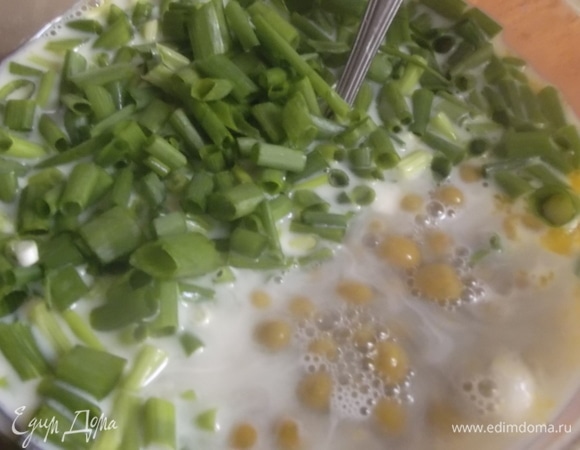 Яйца смешать с молоком и солью. Добавить зеленый лук и горошек. Перемешать.