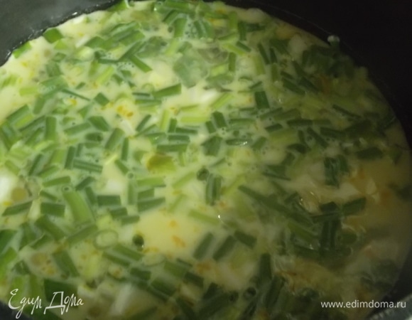 В сотейнике или сковороде разогреть подсолнечное масло. Залить яичную смесь.