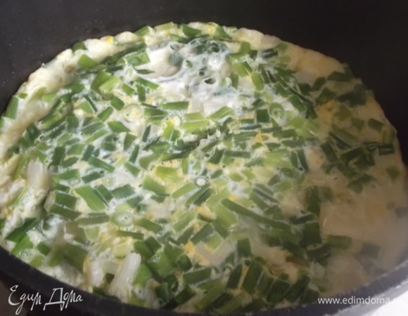 Накрыть крышкой и на тихом огне готовить 7–10 минут.