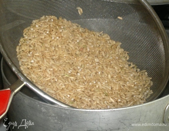 Воду вскипятить, немного посолить и всыпать в нее рис. Варить на среднем огне 35–40 минут (в общей сложности, со всеми овощами).