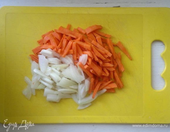 Пока варится рис, подготовить овощи. Лук и морковь очистить, нарезать соломкой.