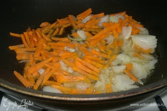 В сковороде разогреть растительное масло и обжарить лук с морковью до мягкости.