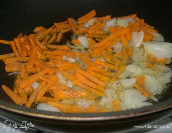 В сковороде разогреть растительное масло и обжарить лук с морковью до мягкости.