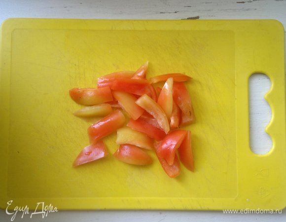 Перец почистить от семян и перегородок, вымыть, обсушить, нарезать небольшими кусочками.