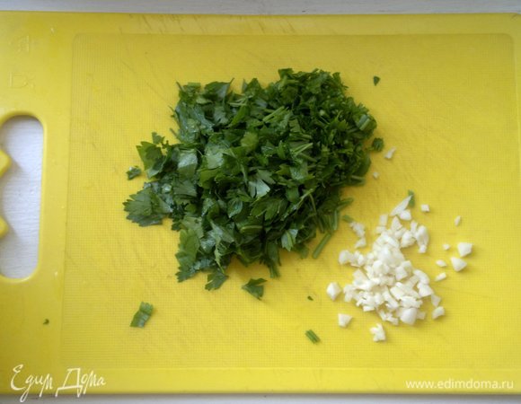 Укроп вымыть, обсушить. Чеснок почистить. Укроп и чеснок мелко нарезать.
