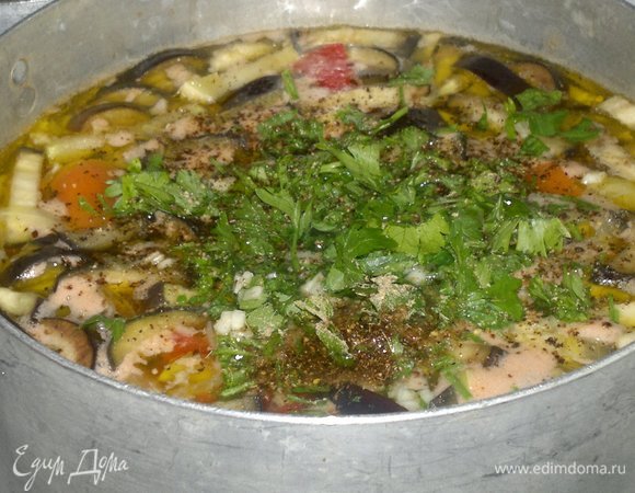 Положить в суп нарезанные зелень и чеснок. Довести до кипения, варить 2–3 минуты и выключить огонь.